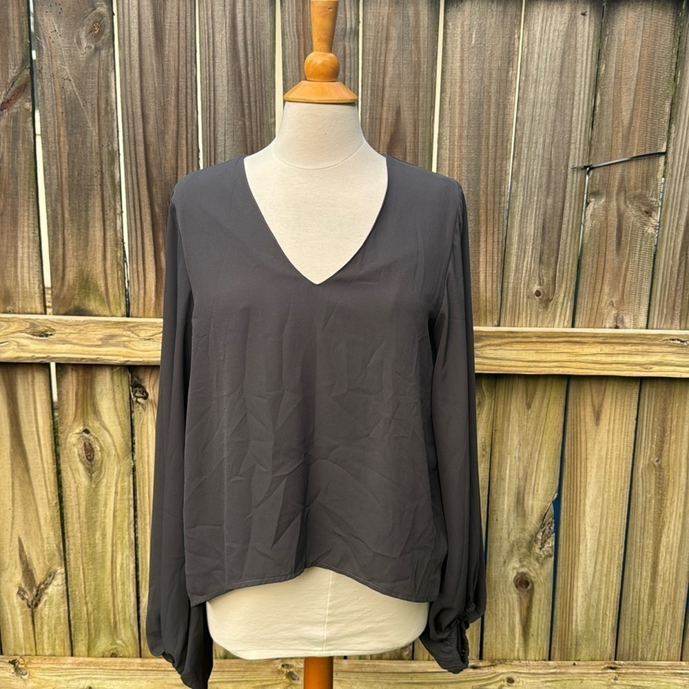 Fab’rik gray balloon sleeve top, size medium